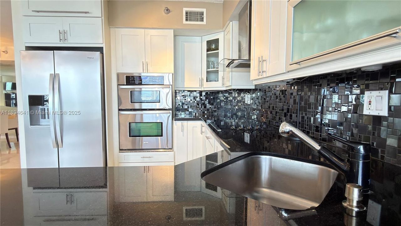 Recently Rented: $3,700 (2 beds, 2 baths, 1365 Square Feet)