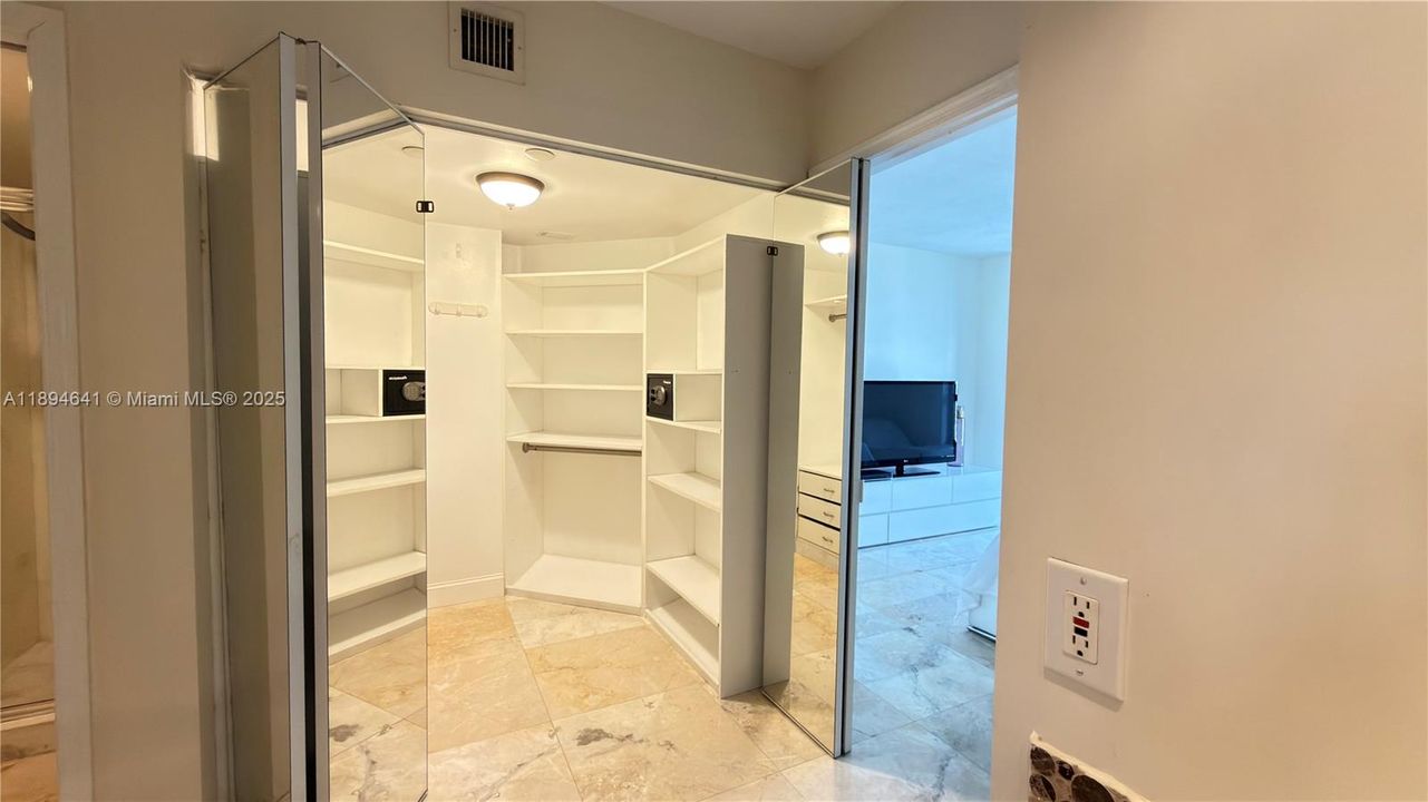 Recently Rented: $3,700 (2 beds, 2 baths, 1365 Square Feet)