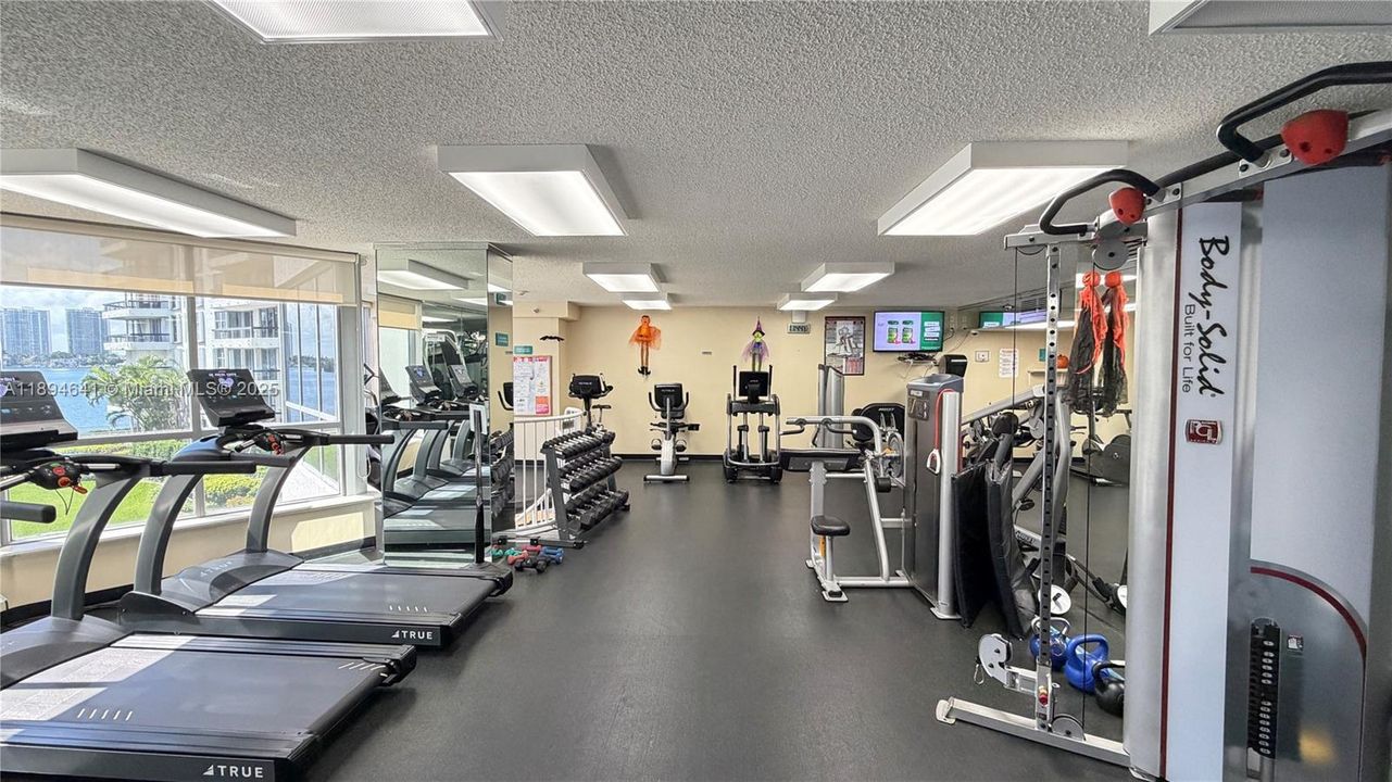 Recently Rented: $3,700 (2 beds, 2 baths, 1365 Square Feet)