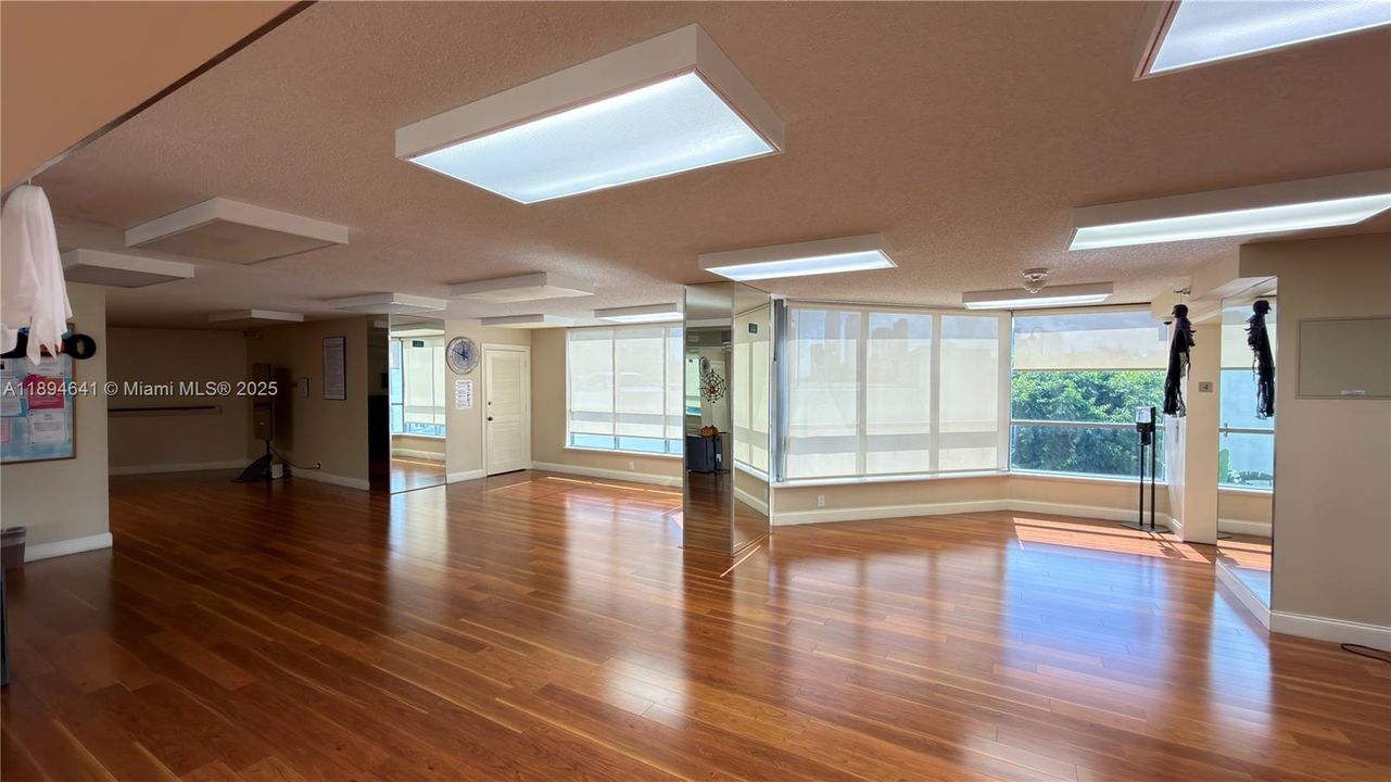 Recently Rented: $3,700 (2 beds, 2 baths, 1365 Square Feet)