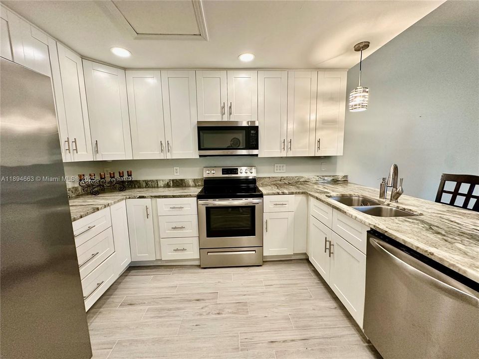 For Sale: $210,000 (2 beds, 2 baths, 1006 Square Feet)