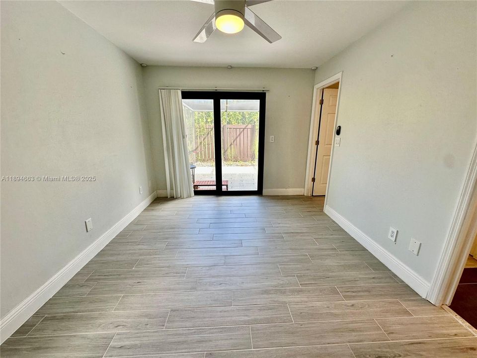 For Sale: $210,000 (2 beds, 2 baths, 1006 Square Feet)