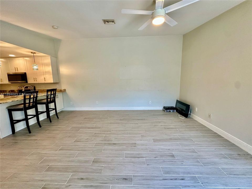 For Sale: $210,000 (2 beds, 2 baths, 1006 Square Feet)