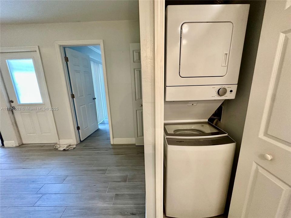 For Sale: $210,000 (2 beds, 2 baths, 1006 Square Feet)