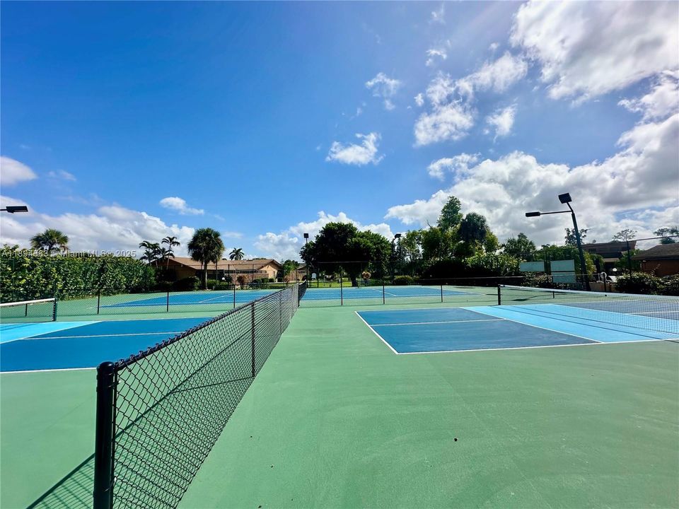 For Sale: $210,000 (2 beds, 2 baths, 1006 Square Feet)