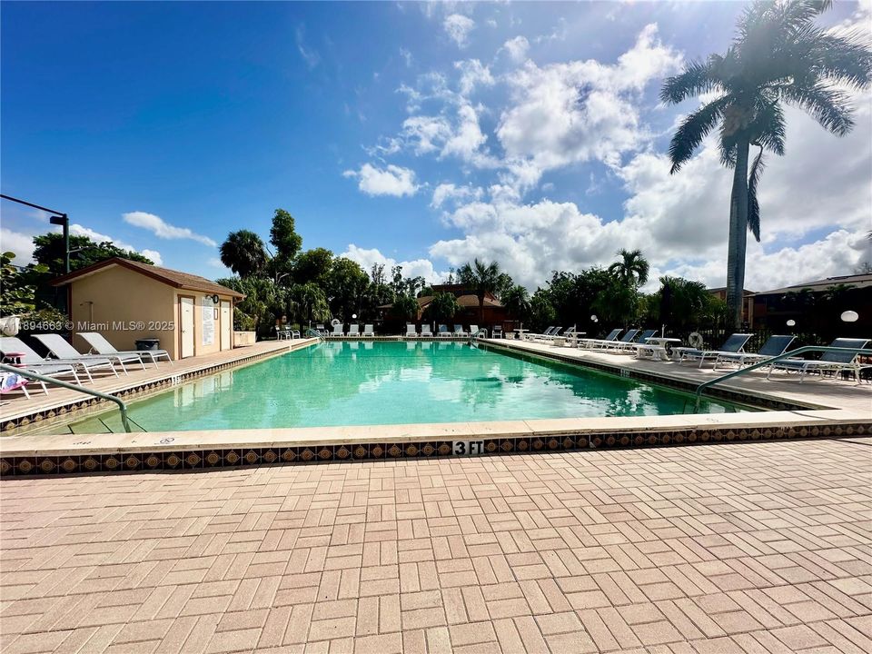 For Sale: $210,000 (2 beds, 2 baths, 1006 Square Feet)