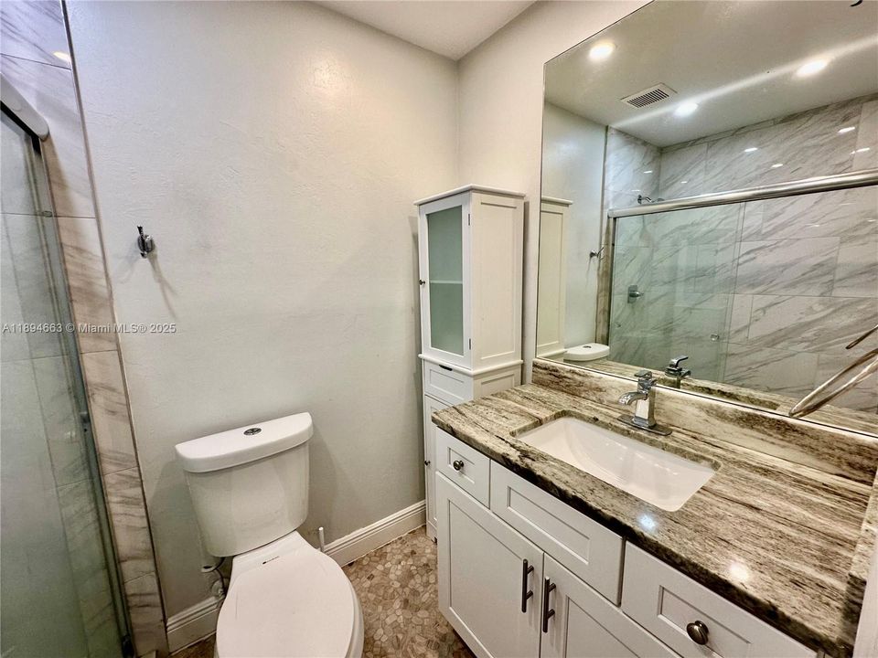 For Sale: $210,000 (2 beds, 2 baths, 1006 Square Feet)