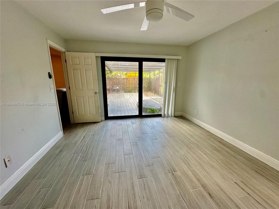 For Sale: $210,000 (2 beds, 2 baths, 1006 Square Feet)