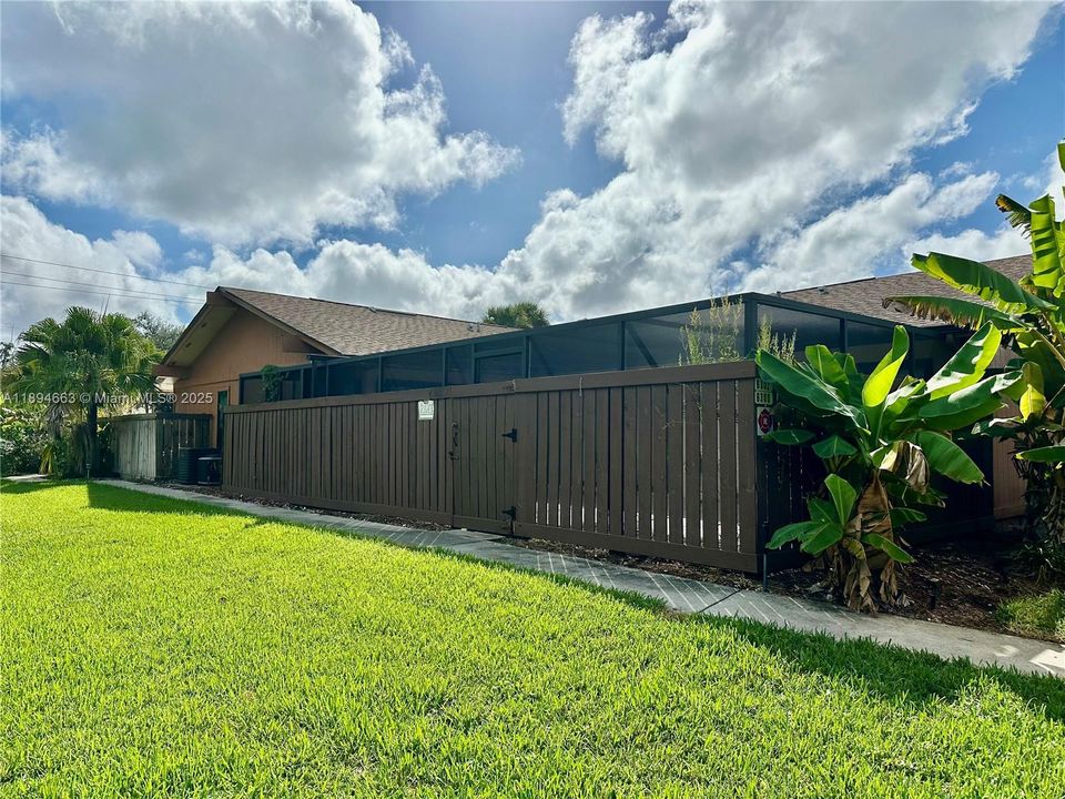 For Sale: $210,000 (2 beds, 2 baths, 1006 Square Feet)