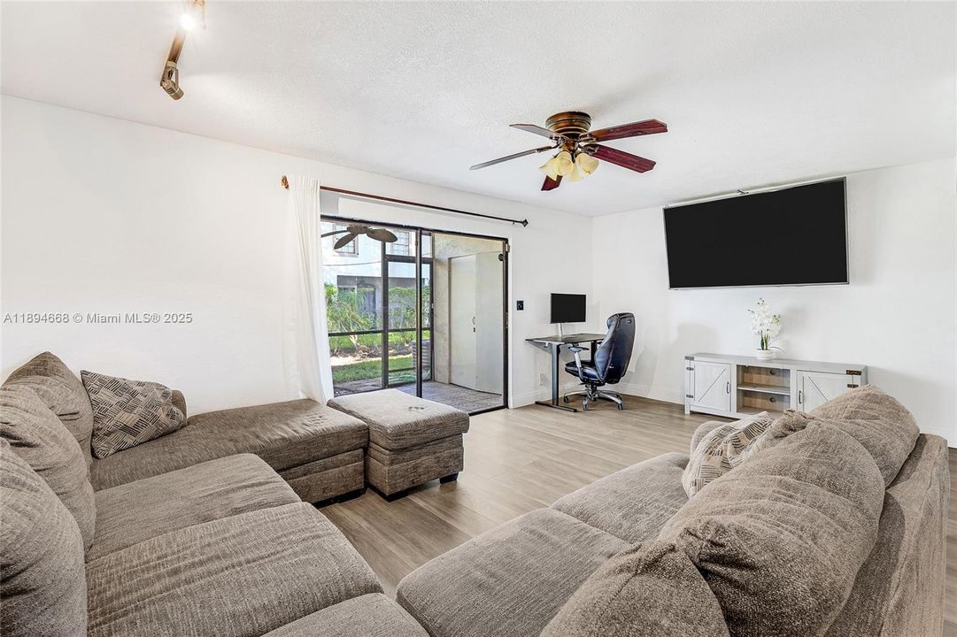 Под контрактом: $399,000 (3 спален, 2 ванн, 1580 Квадратных фут)