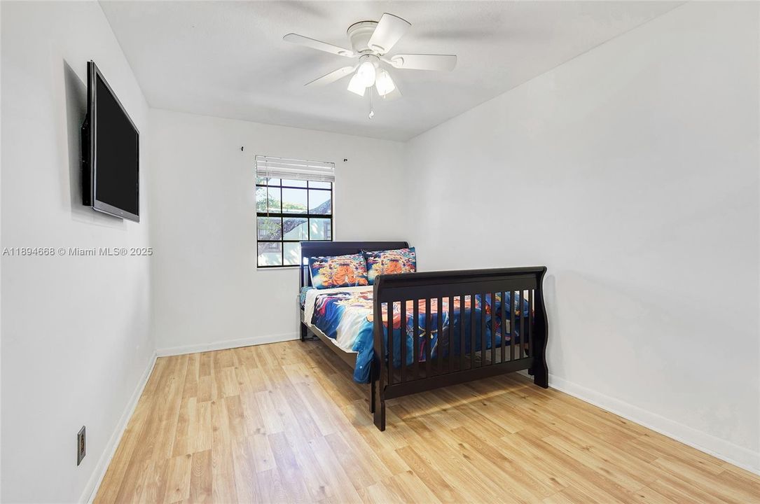 Под контрактом: $399,000 (3 спален, 2 ванн, 1580 Квадратных фут)