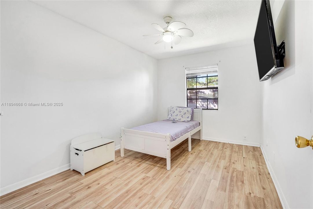 Под контрактом: $399,000 (3 спален, 2 ванн, 1580 Квадратных фут)