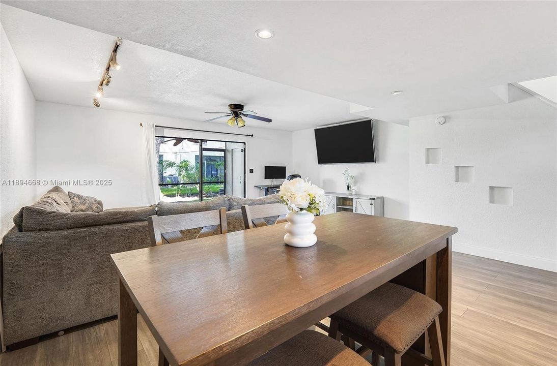 Под контрактом: $399,000 (3 спален, 2 ванн, 1580 Квадратных фут)