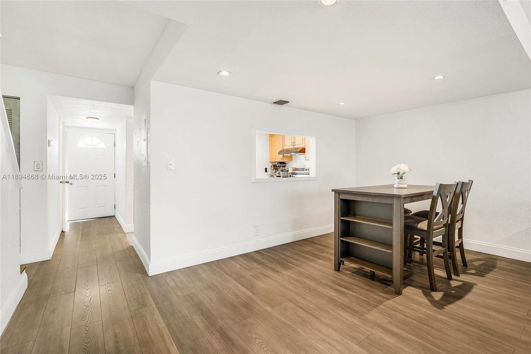 Под контрактом: $399,000 (3 спален, 2 ванн, 1580 Квадратных фут)