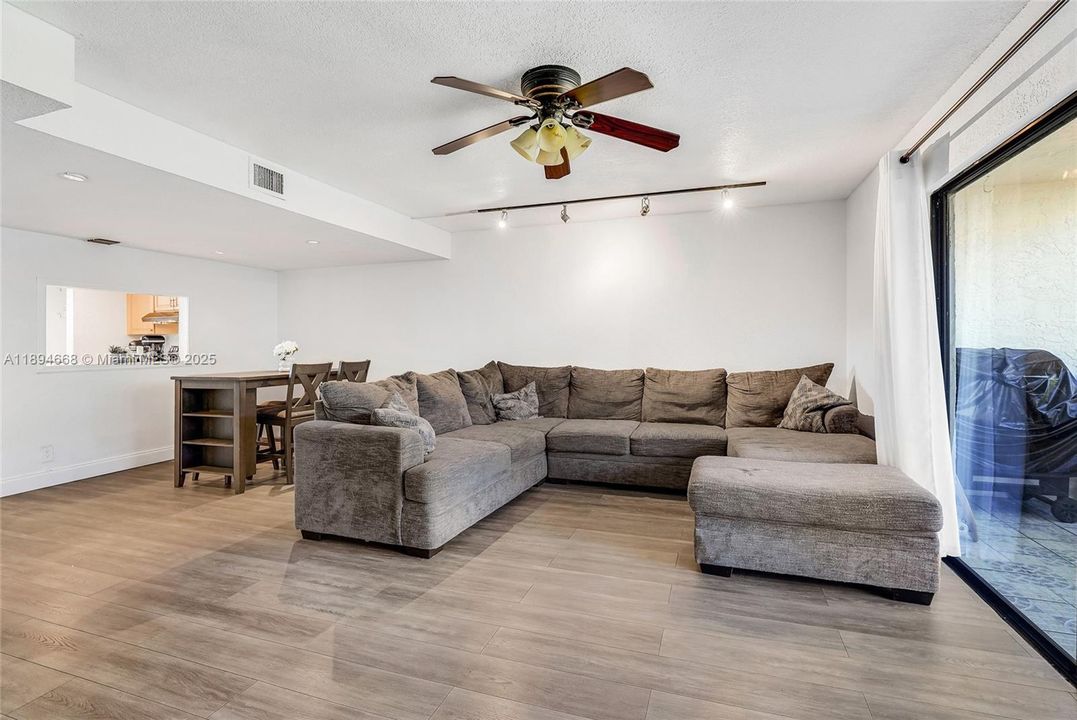 Под контрактом: $399,000 (3 спален, 2 ванн, 1580 Квадратных фут)