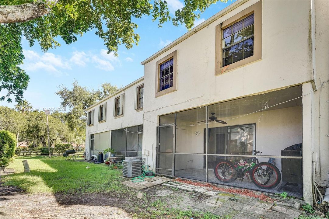 Под контрактом: $399,000 (3 спален, 2 ванн, 1580 Квадратных фут)