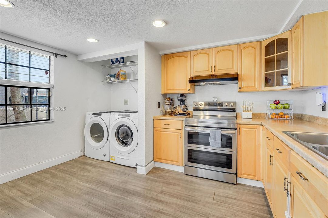 Под контрактом: $399,000 (3 спален, 2 ванн, 1580 Квадратных фут)