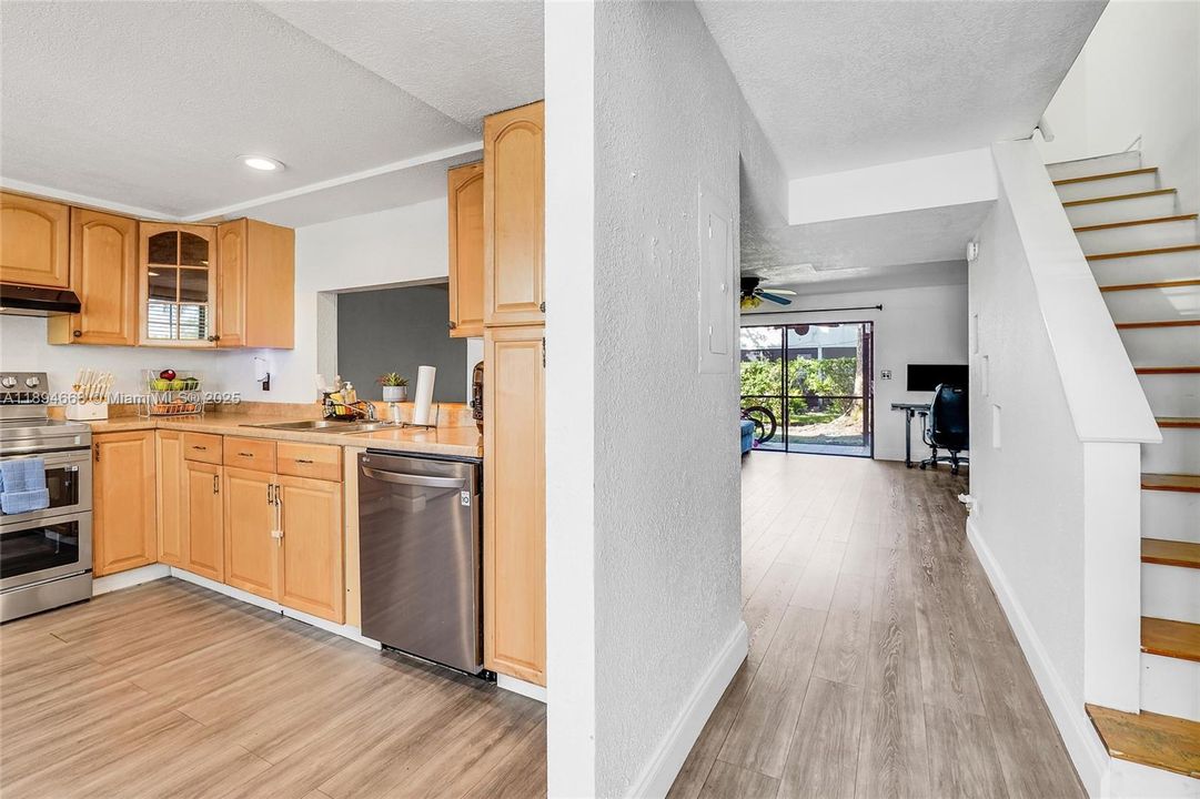 Под контрактом: $399,000 (3 спален, 2 ванн, 1580 Квадратных фут)