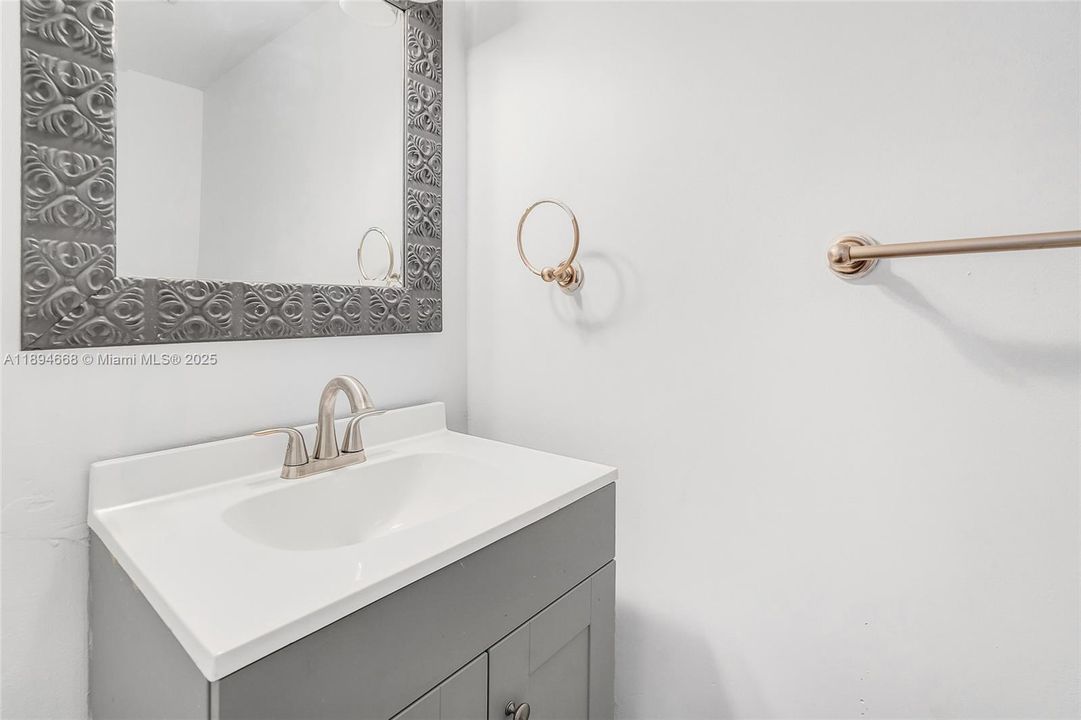 Под контрактом: $399,000 (3 спален, 2 ванн, 1580 Квадратных фут)