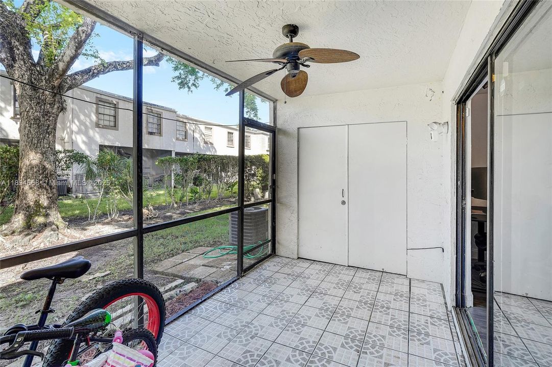 Под контрактом: $399,000 (3 спален, 2 ванн, 1580 Квадратных фут)