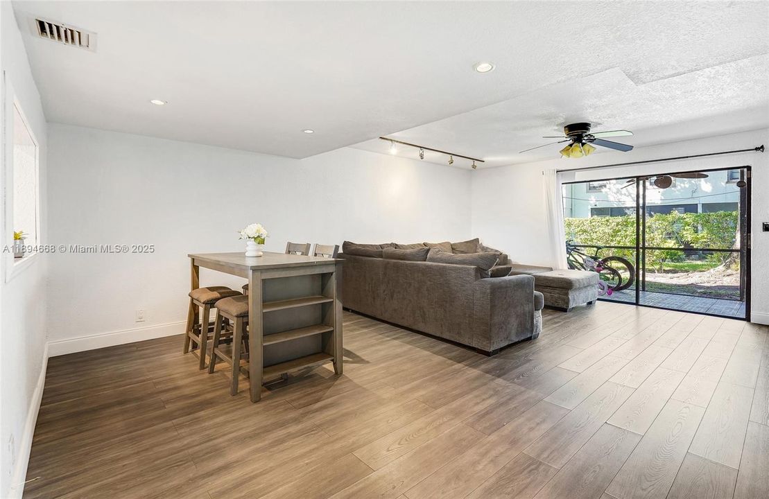 Под контрактом: $399,000 (3 спален, 2 ванн, 1580 Квадратных фут)