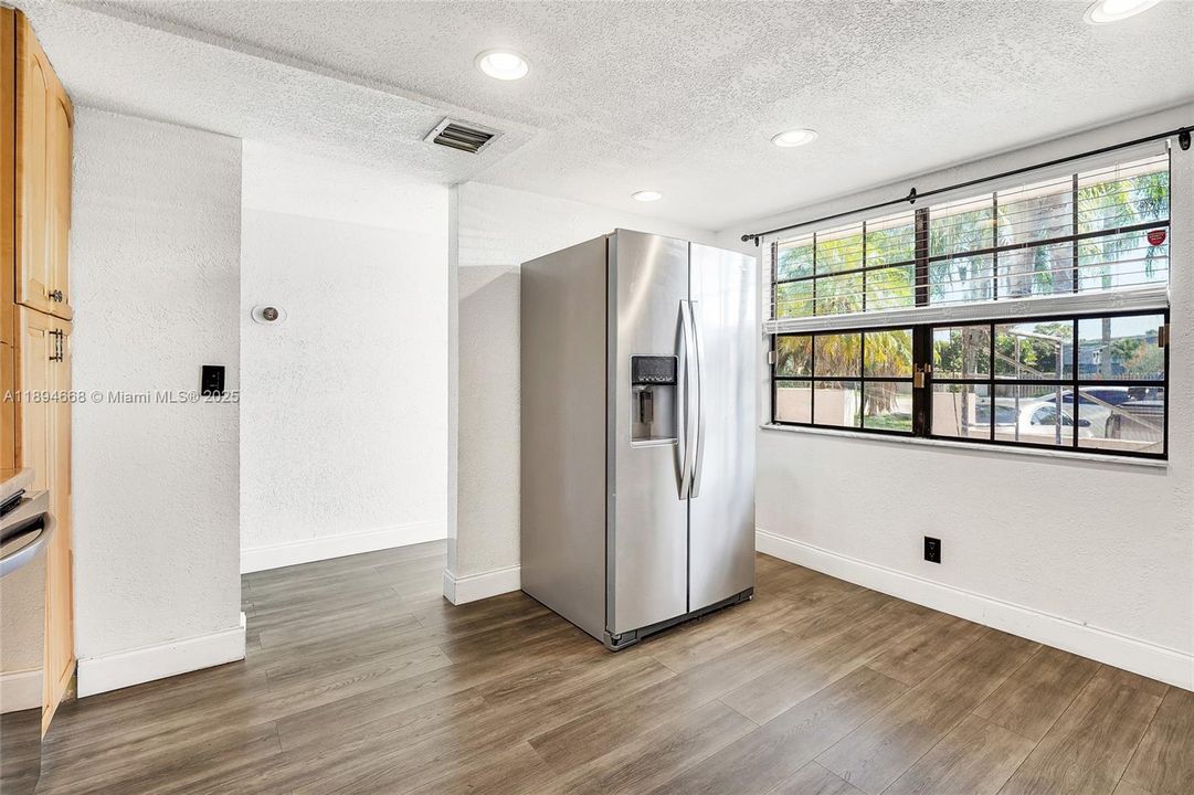 Под контрактом: $399,000 (3 спален, 2 ванн, 1580 Квадратных фут)