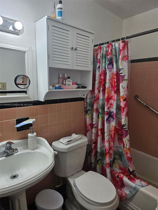 For Rent: $1,700 (1 beds, 1 baths, 2006 Square Feet)