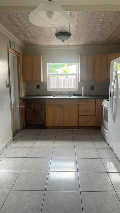 For Rent: $1,700 (1 beds, 1 baths, 2006 Square Feet)