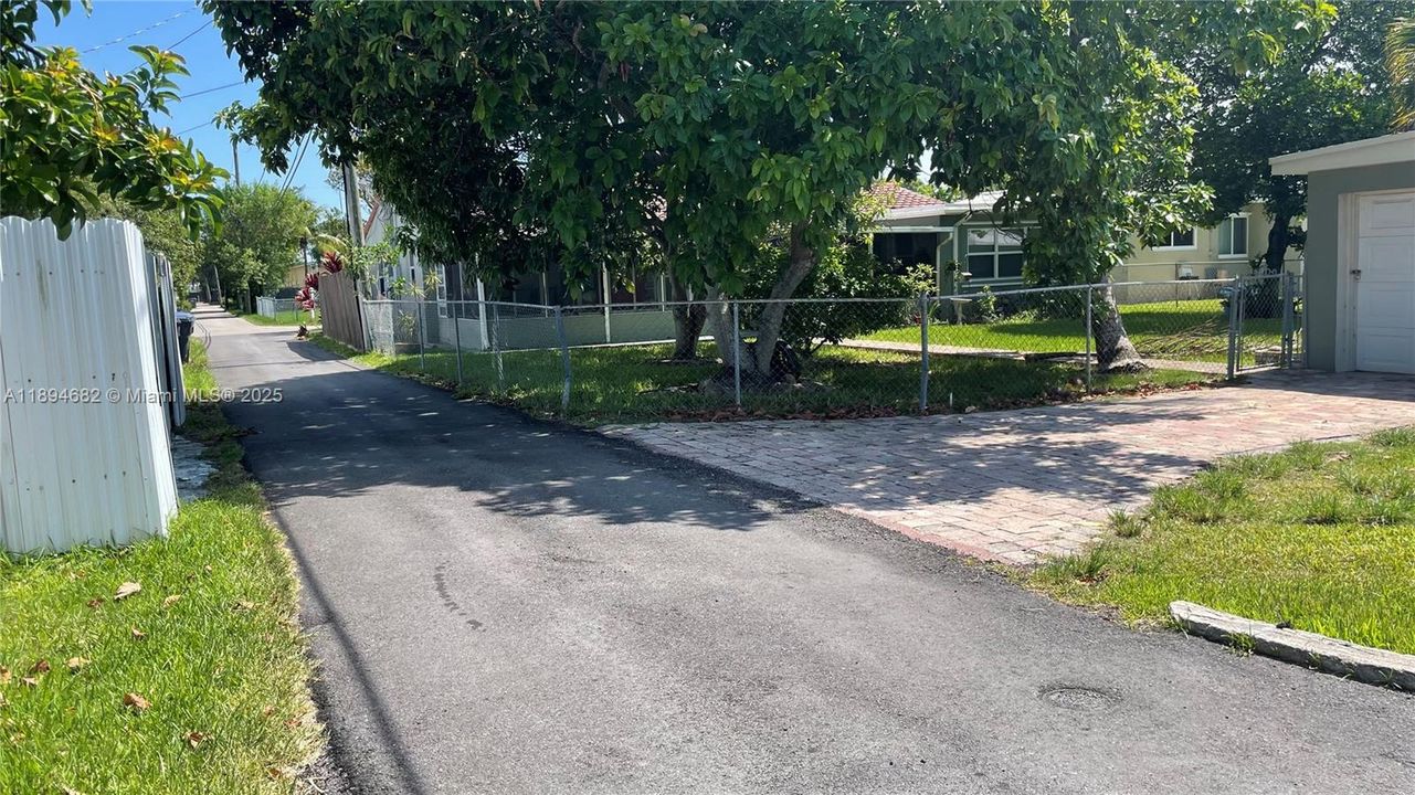 For Rent: $1,700 (1 beds, 1 baths, 2006 Square Feet)