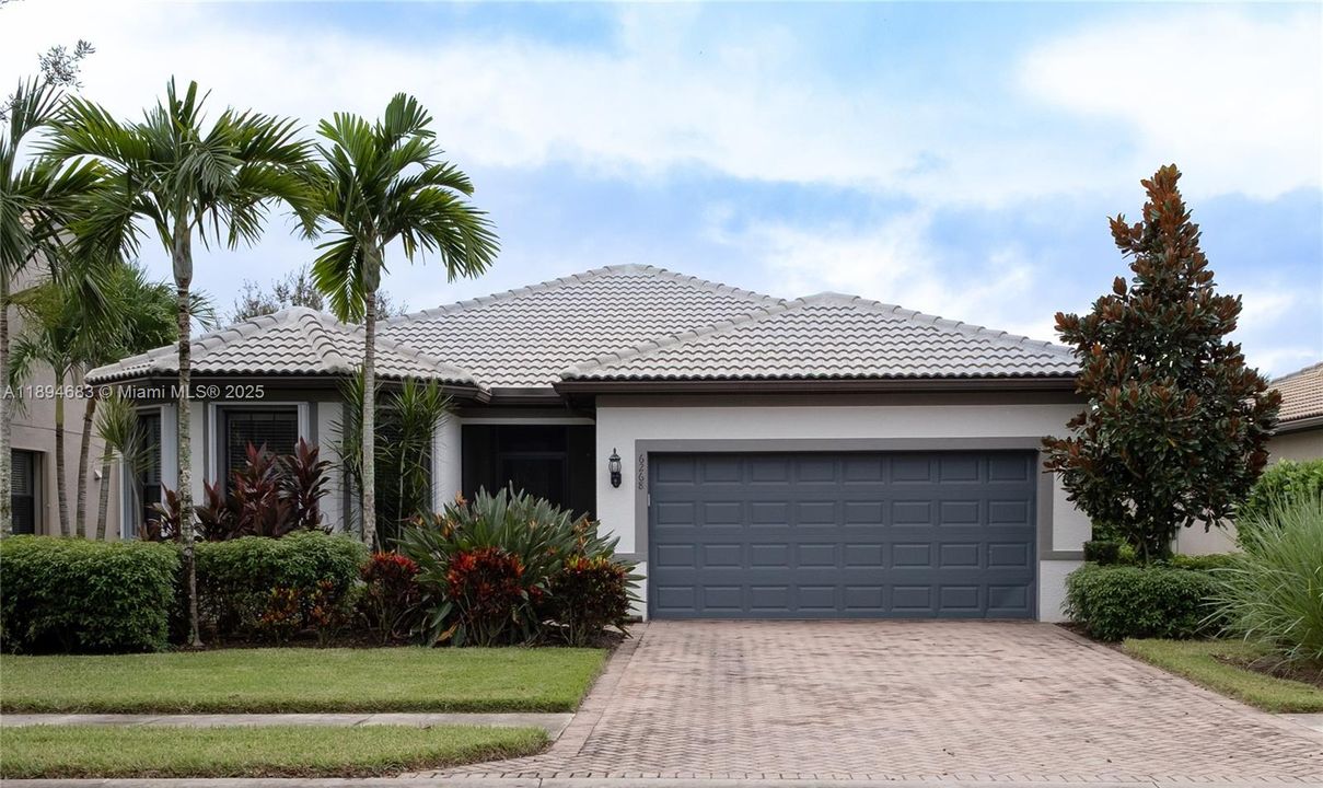 1-story Abbeyville single family 3/2/2 on lake