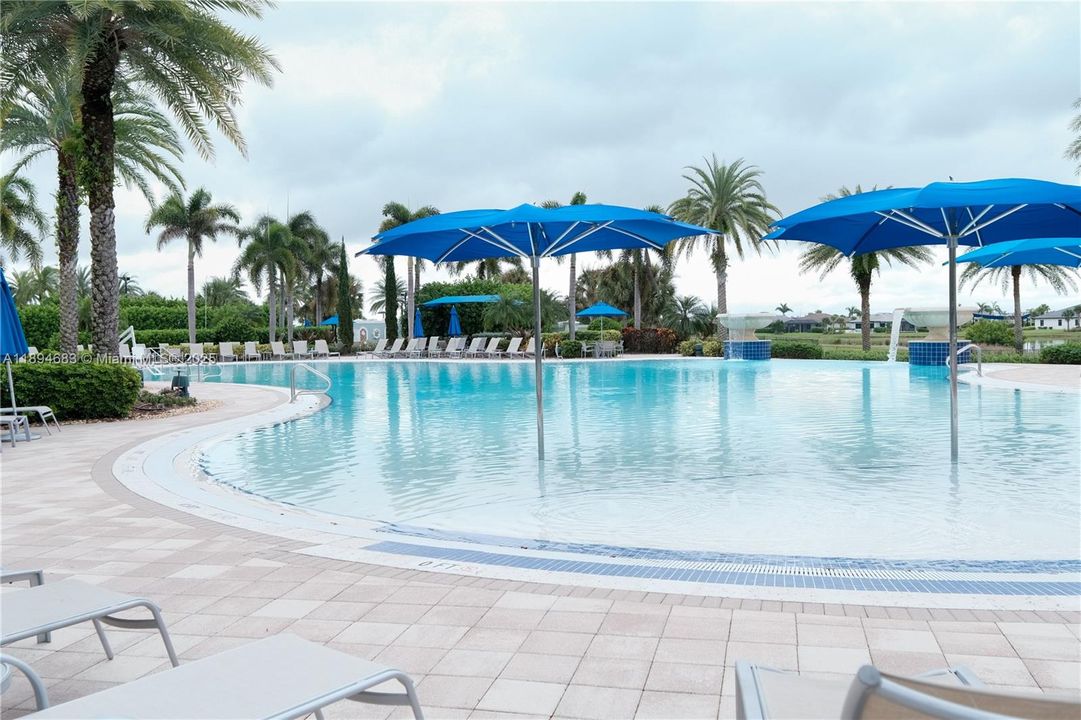 Beach entry pool & lounge