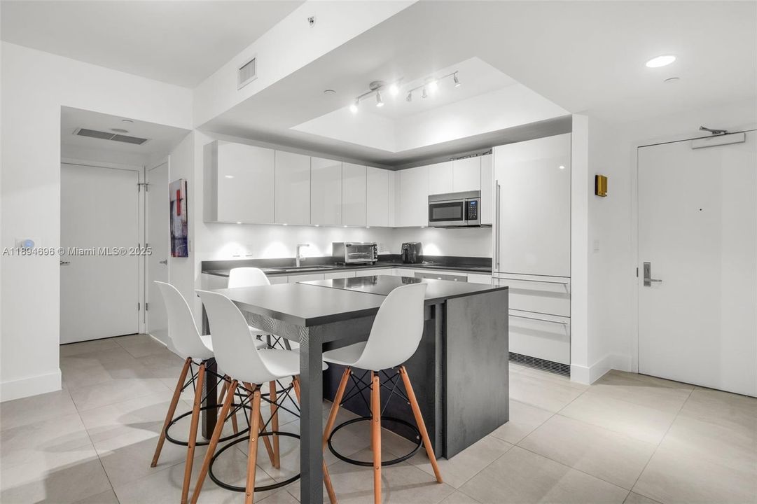 На продажу: $785,000 (2 спален, 2 ванн, 970 Квадратных фут)