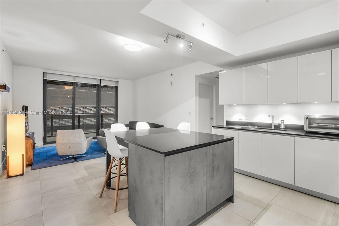 На продажу: $785,000 (2 спален, 2 ванн, 970 Квадратных фут)