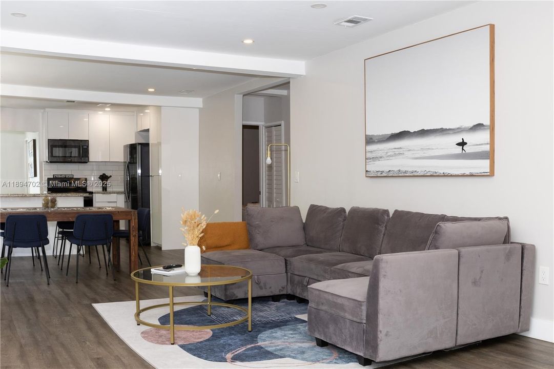 合同活跃: $650,000 (5 贝兹, 3 浴室, 1890 平方英尺)