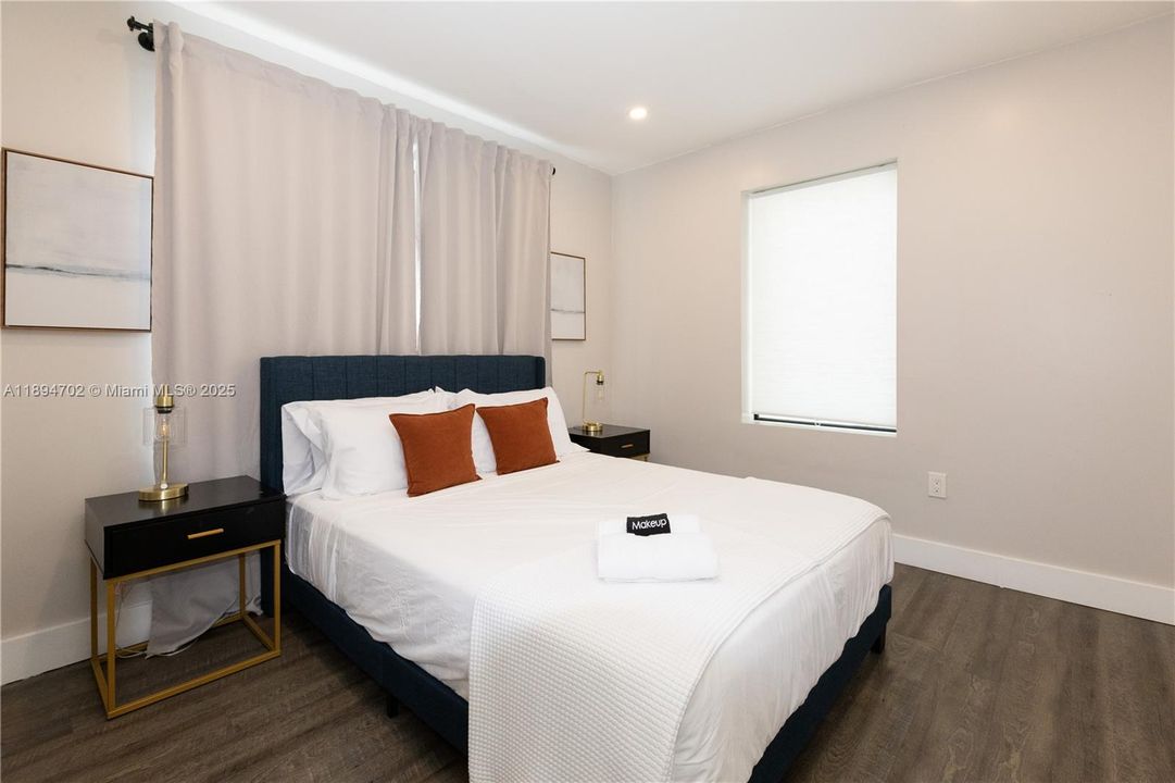 合同活跃: $650,000 (5 贝兹, 3 浴室, 1890 平方英尺)