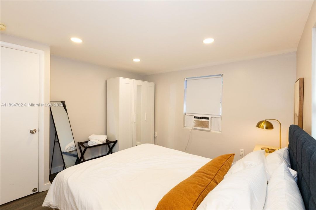 合同活跃: $650,000 (5 贝兹, 3 浴室, 1890 平方英尺)