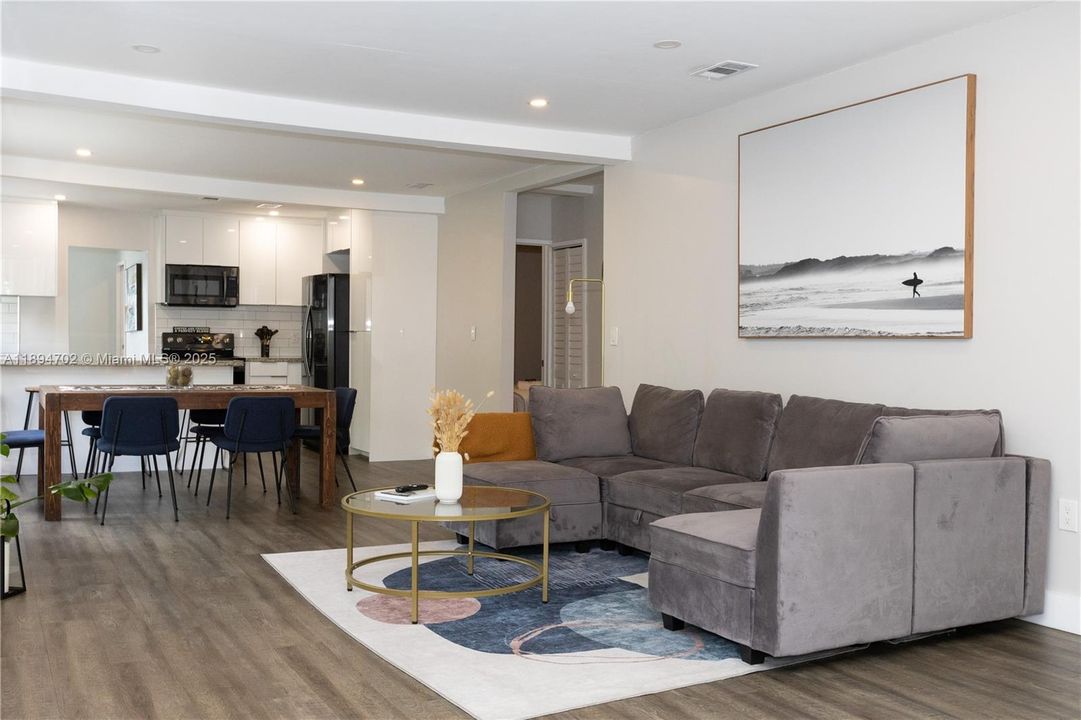 合同活跃: $650,000 (5 贝兹, 3 浴室, 1890 平方英尺)