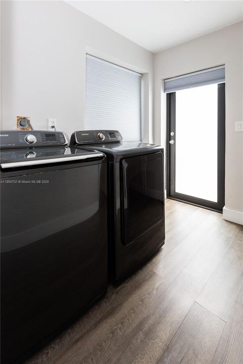 合同活跃: $650,000 (5 贝兹, 3 浴室, 1890 平方英尺)