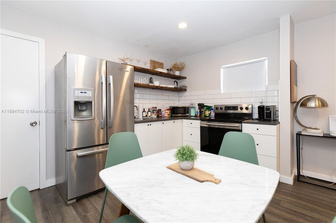 合同活跃: $650,000 (5 贝兹, 3 浴室, 1890 平方英尺)