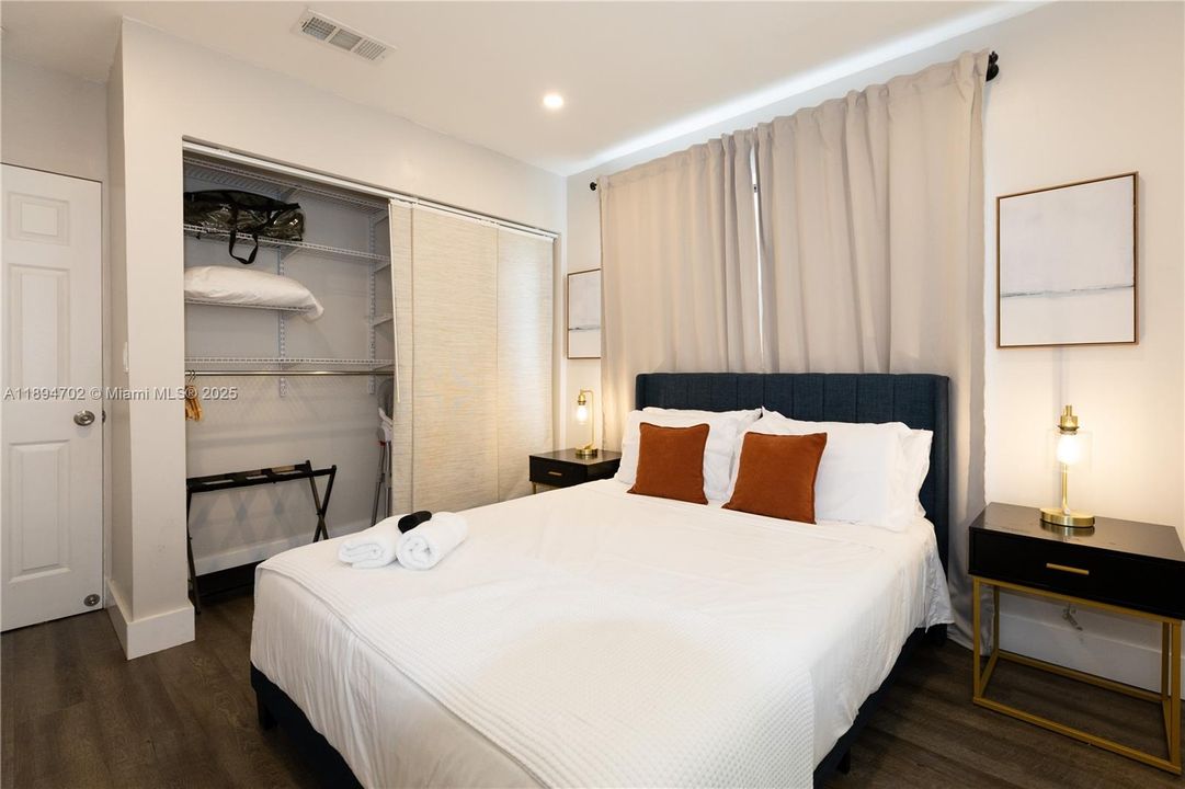 合同活跃: $650,000 (5 贝兹, 3 浴室, 1890 平方英尺)