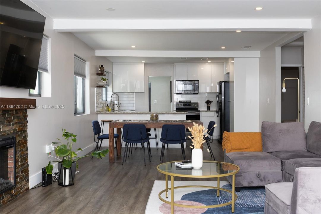 合同活跃: $650,000 (5 贝兹, 3 浴室, 1890 平方英尺)