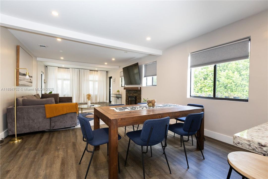 合同活跃: $650,000 (5 贝兹, 3 浴室, 1890 平方英尺)