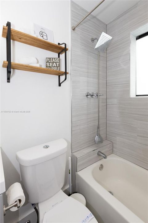 合同活跃: $650,000 (5 贝兹, 3 浴室, 1890 平方英尺)