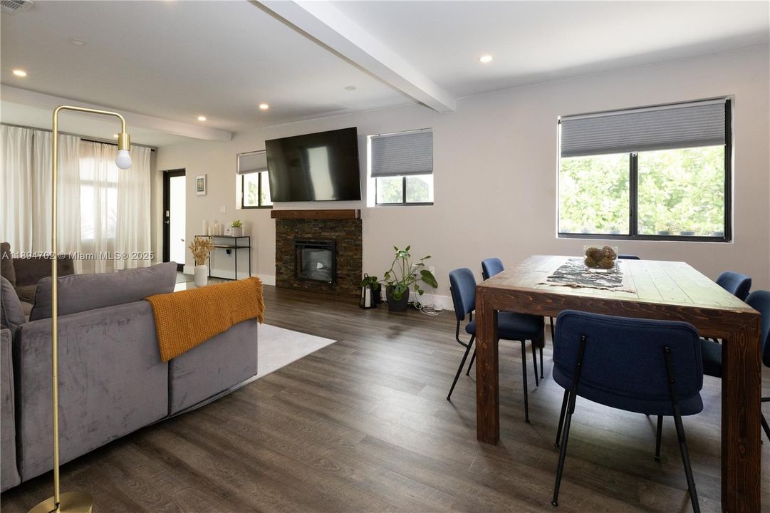 合同活跃: $650,000 (5 贝兹, 3 浴室, 1890 平方英尺)