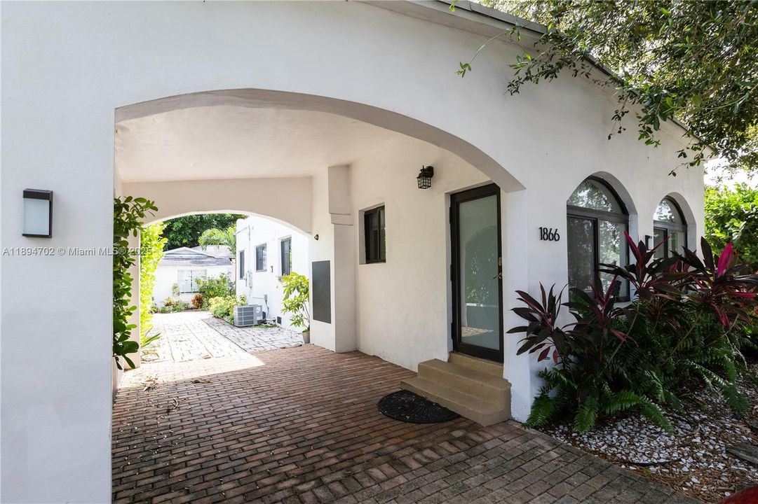 合同活跃: $650,000 (5 贝兹, 3 浴室, 1890 平方英尺)