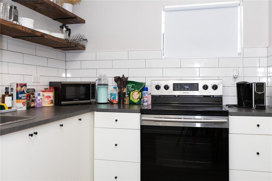 合同活跃: $650,000 (5 贝兹, 3 浴室, 1890 平方英尺)