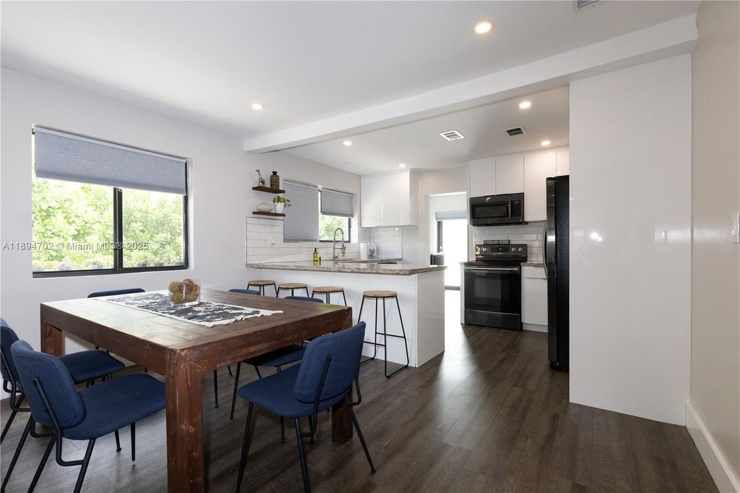 合同活跃: $650,000 (5 贝兹, 3 浴室, 1890 平方英尺)