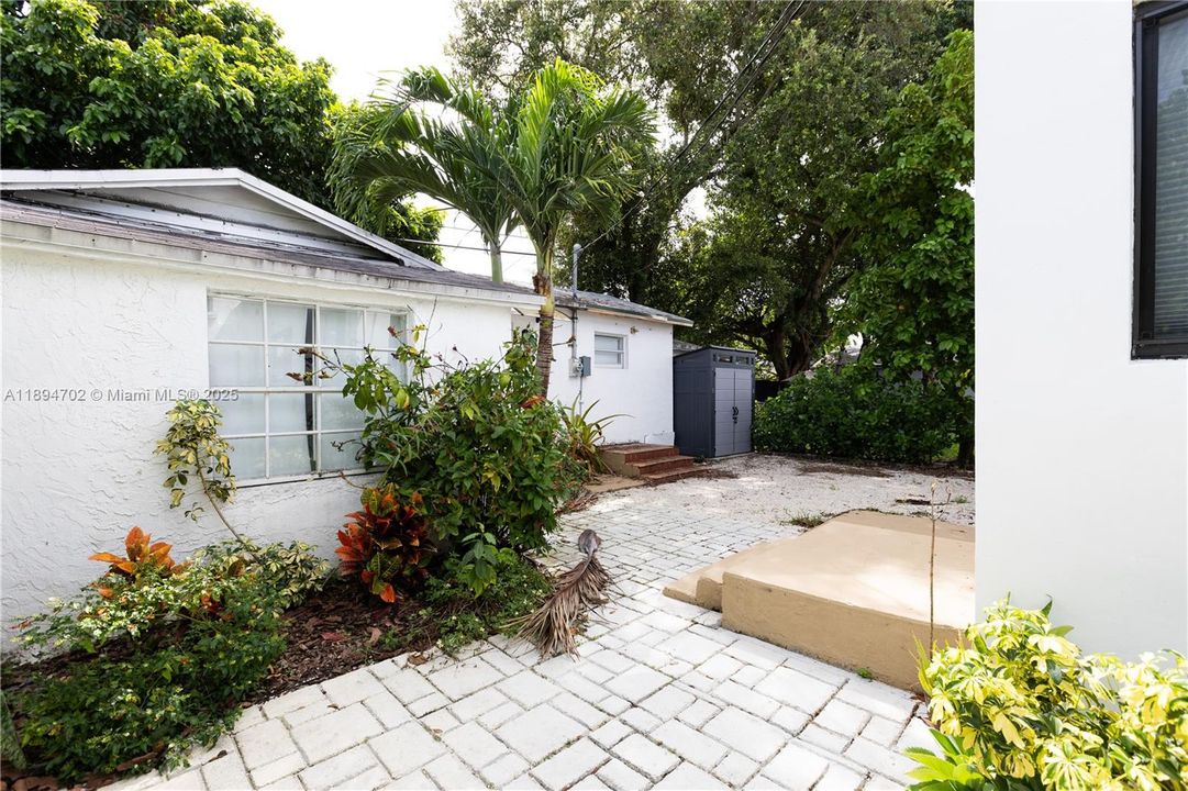 合同活跃: $650,000 (5 贝兹, 3 浴室, 1890 平方英尺)