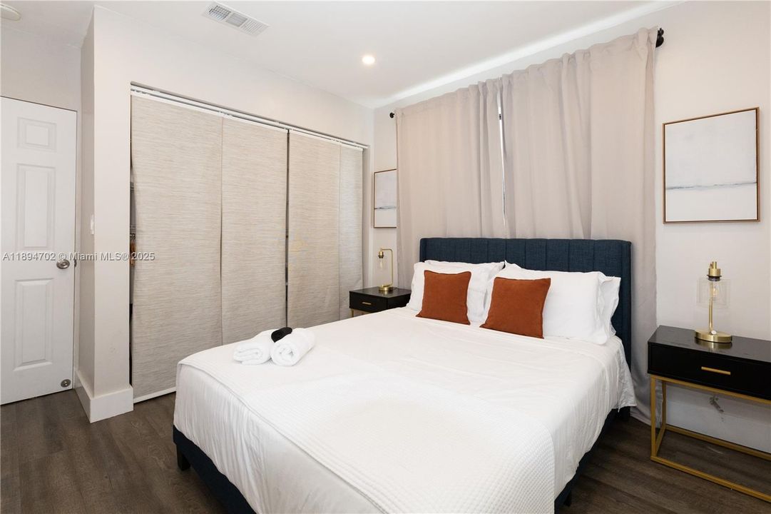 合同活跃: $650,000 (5 贝兹, 3 浴室, 1890 平方英尺)