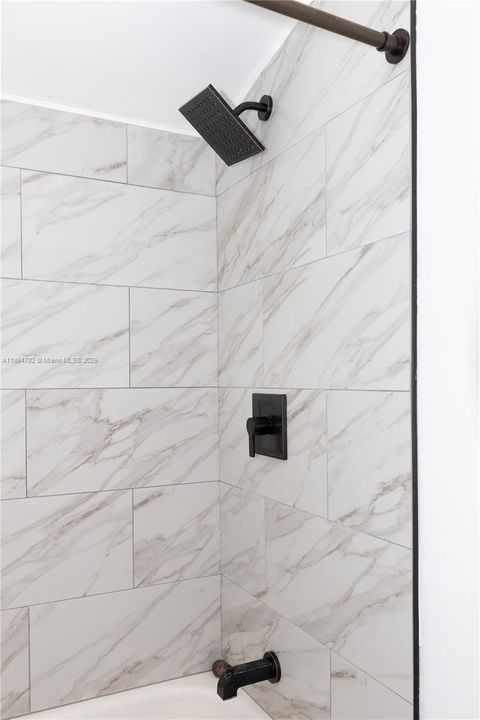 合同活跃: $650,000 (5 贝兹, 3 浴室, 1890 平方英尺)